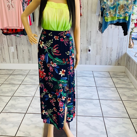 Flowers Skirt - Picture 1 of 3